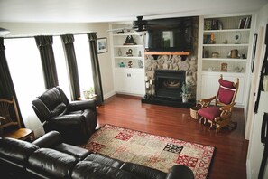 تلفزيون ذكي، مدفأة، مشغل دي في دي، كُتُب