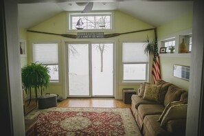 Smart-TV, peis, DVD-spiller og bøker