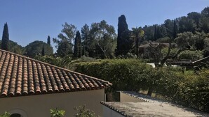 A building with a tiled roof and a pathway leading to a gate. - Beau T3 -terrasse & Parking, Proche Plage 1er Étage Droite (Hyères)