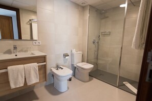 Regadera, secadora de cabello, bidet, toallas