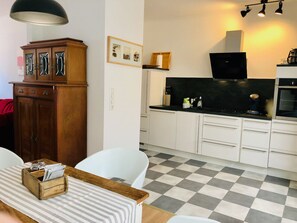 Réfrigérateur, un four, surface de cuisson, lave-vaisselle