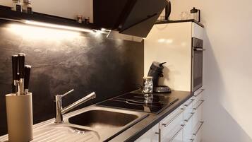 Fridge, oven, stovetop, dishwasher