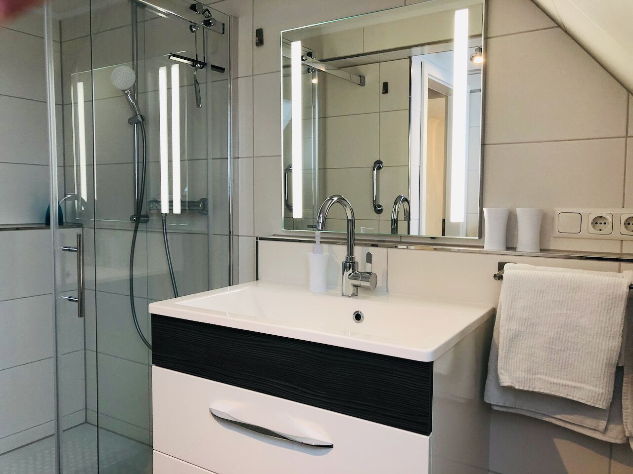 Dusche, Haartrockner, Handtücher, Seife