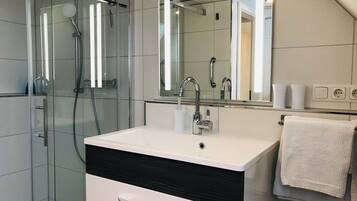 Dusche, Haartrockner, Handtücher, Seife