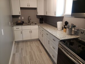 Køleskab, mikrobølgeovn, ovn, kogeplade