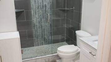 Douche, sèche-cheveux, serviettes fournies, savon