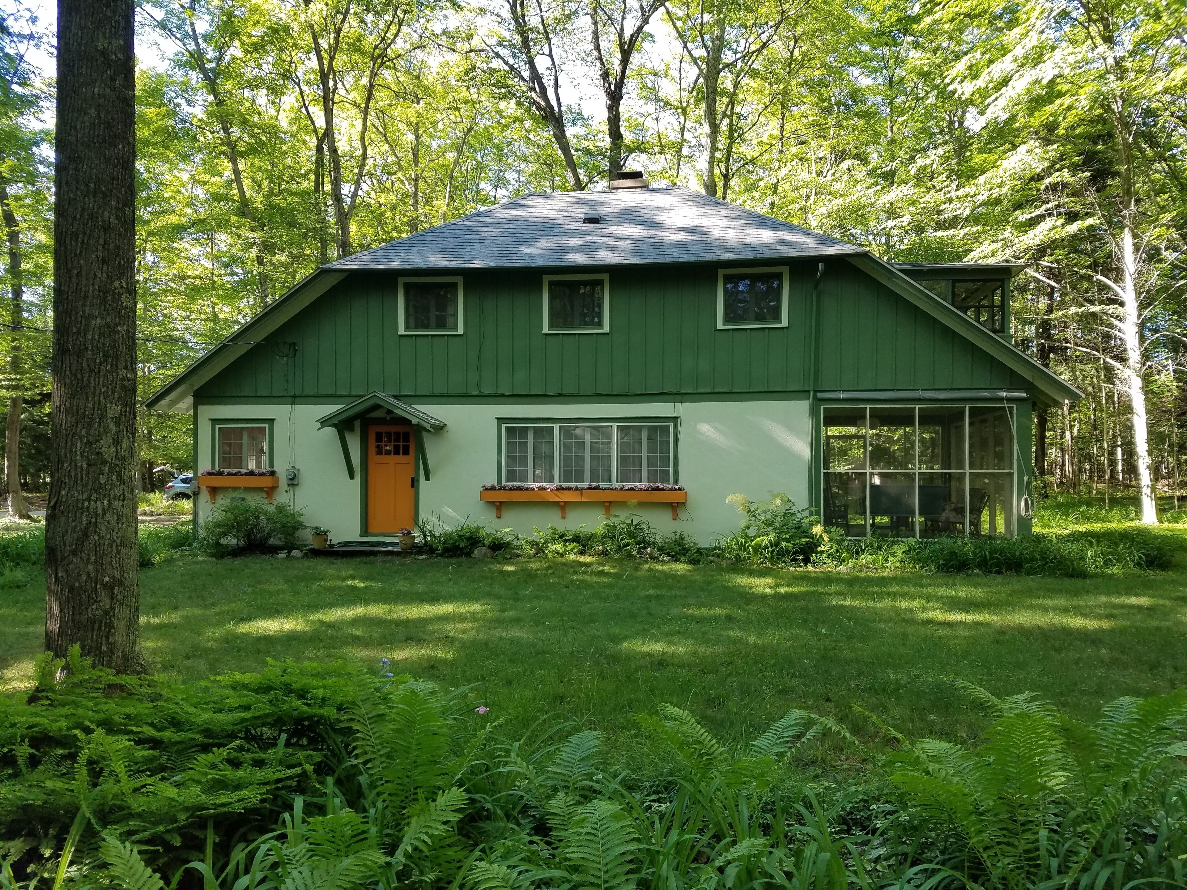 Sweet vintage cottage in Roaring Brook woods, walk to private beach and tennis.