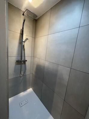Shower, hair dryer, toilet paper