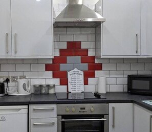 冷蔵庫、電子レンジ、オーブン、コンロ