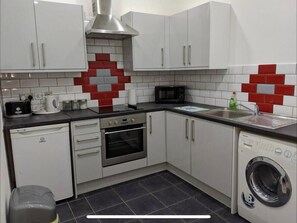 冷蔵庫、電子レンジ、オーブン、コンロ