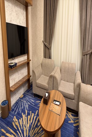 Superior suite | Hypoallergeen beddengoed, een bureau, een laptopwerkplek