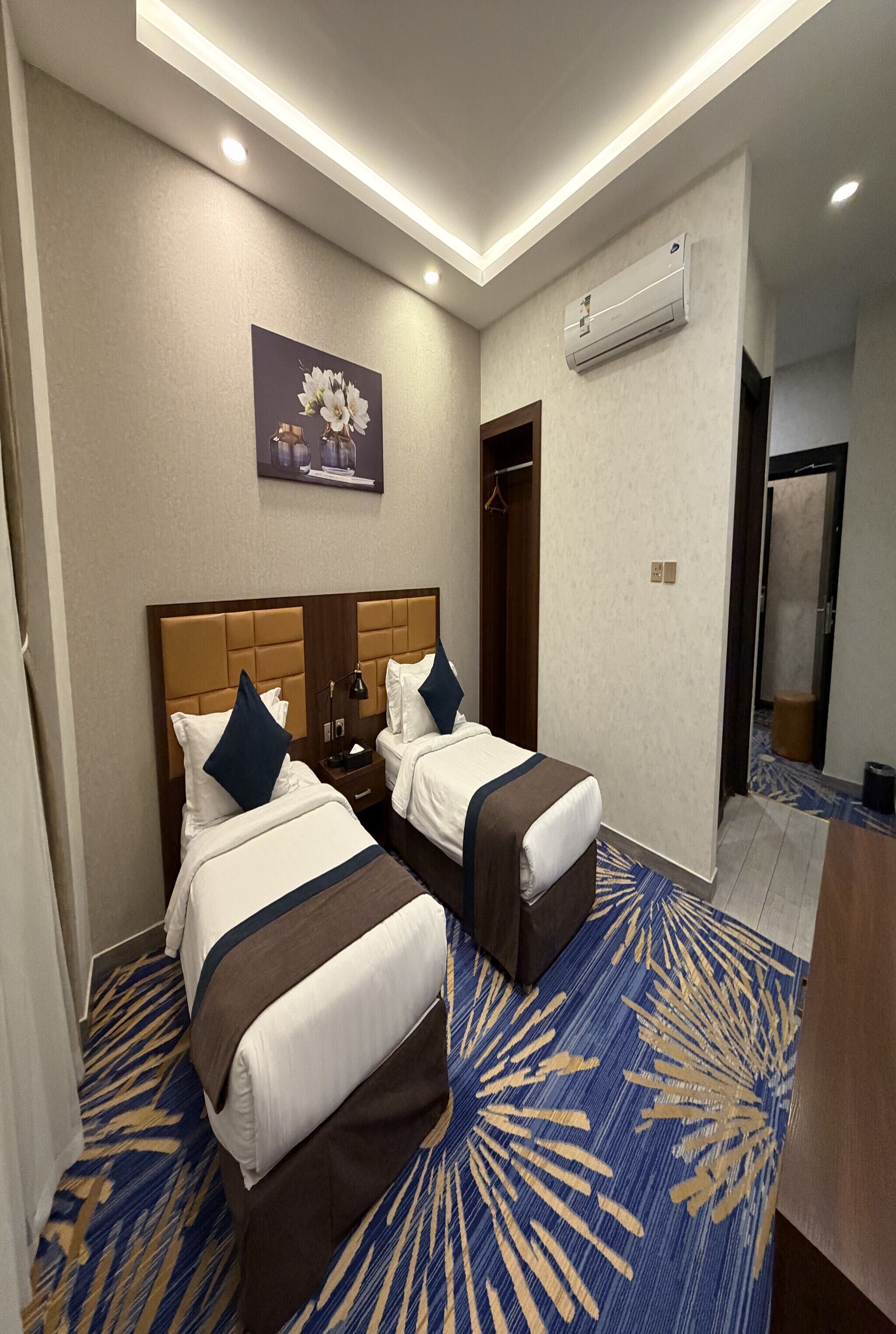 Ropa de cama hipoalergénica y escritorio 