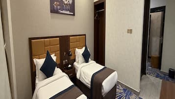 Habitación Deluxe con 2 camas individuales | Ropa de cama hipoalergénica y escritorio