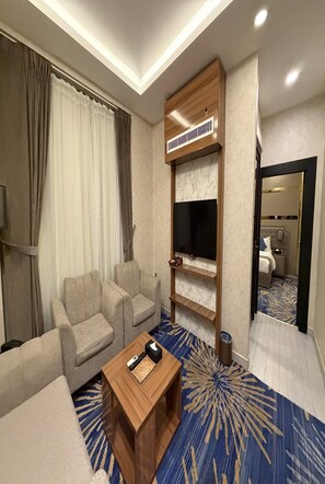 Superior Suite | Hypo-allergenic bedding, desk, laptop workspace, blackout curtains - Holiday Al Khaleej Hotel (Al Khobar)