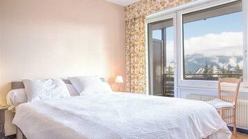 3 bedrooms, iron/ironing board, free WiFi, wheelchair access