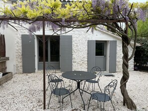 Outdoor dining - Gîte Dans un Mas Provencal Avec Piscine, 3km du Centre de L'isle-sur-la-sorgue (L'isle sur la sorgue)