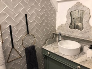 Shower, hair dryer - Gîte Dans un Mas Provencal Avec Piscine, 3km du Centre de L'isle-sur-la-sorgue (L'isle sur la sorgue)