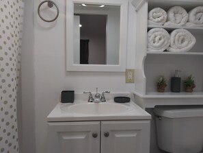 Sèche-cheveux, bidet, serviettes fournies, savon
