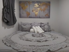 2 bedrooms, iron/ironing board, bed sheets