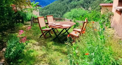 L'Ubac votre maison avec jardin au calme perchée à Théus