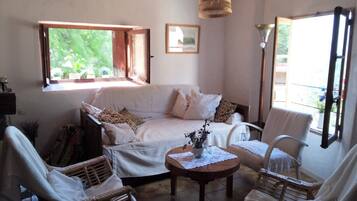 Libri, studio, monitor per computer