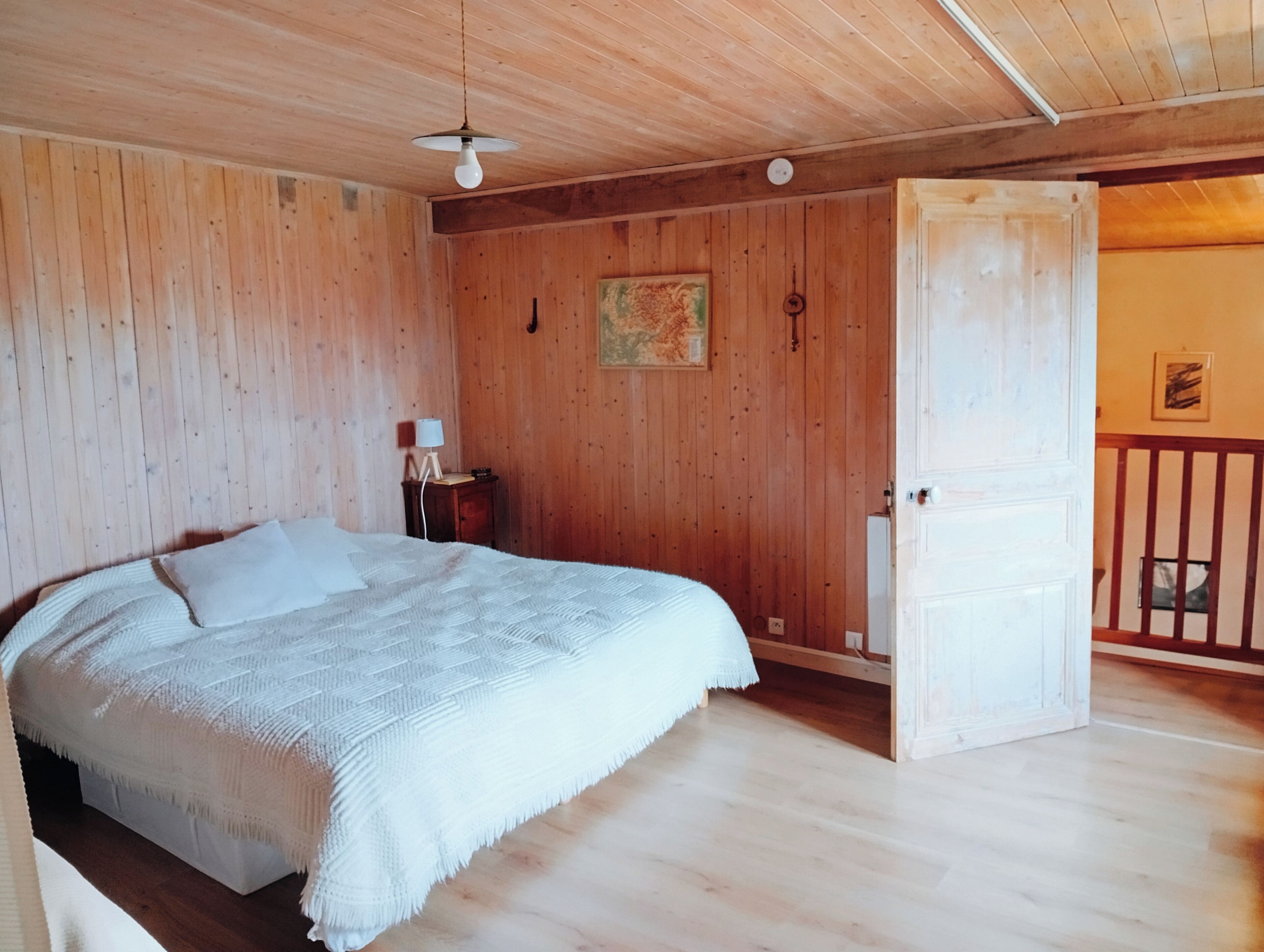 3 slaapkamers, een bureau, een strijkplank/strijkijzer, reisbedje