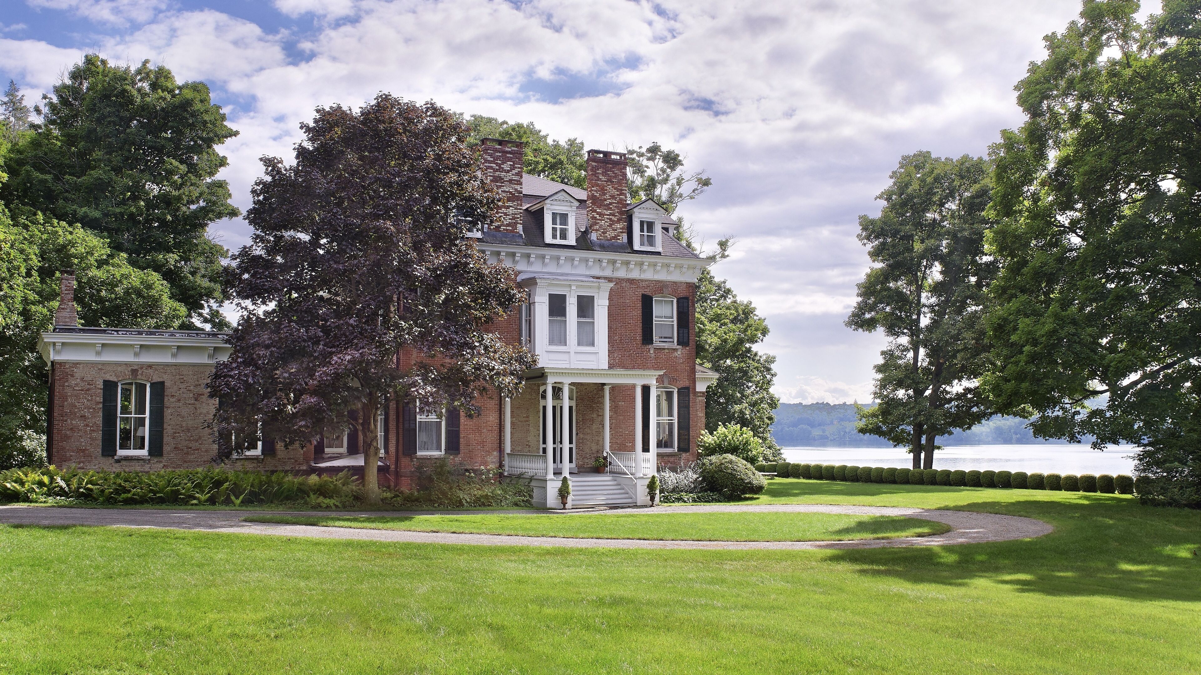 4 Br, Hudson River Manor on 65 acres, with pool