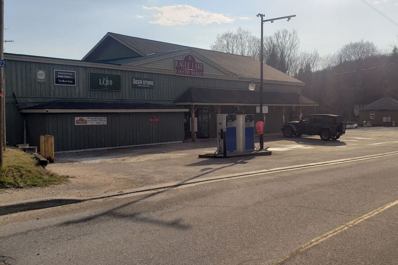 Un edificio con un cartel que anuncia Eagle Lake Country Market y la tienda de cerveza LCBO.