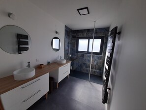 Shower, hair dryer, towels, toilet paper - Beautiful contemporary villa near the beach for 6 people (Anglet)