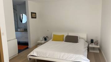 3 slaapkamers, een strijkplank/strijkijzer, reisbedje, gratis wifi