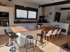 Fridge, microwave, oven, stovetop - Beautiful contemporary villa near the beach for 6 people (Anglet)