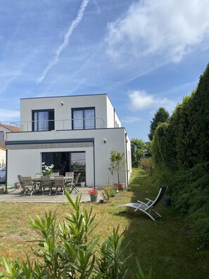 Outdoor dining - Beautiful contemporary villa near the beach for 6 people (Anglet)