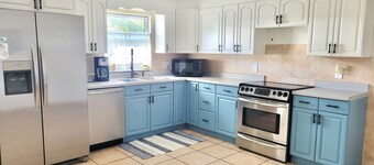 Blue Pearl-close to beach, screened porch, club, courtesy golf cart for 4.