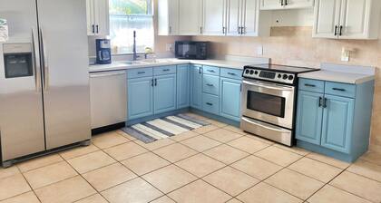 Blue Pearl-close to beach, screened porch, club, courtesy golf cart for 4.