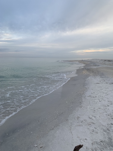 Blue Pearl-close to beach, screened porch, club, courtesy golf cart for 4.