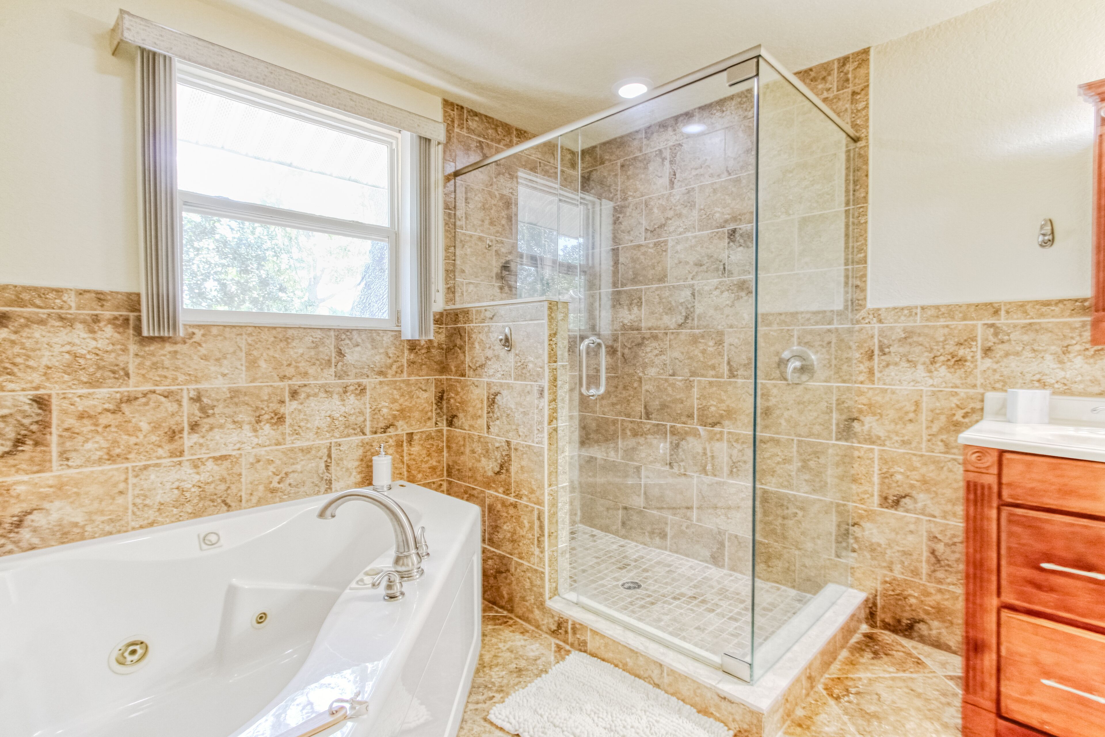 Een douche, een bubbelbad, een haardroger, handdoeken