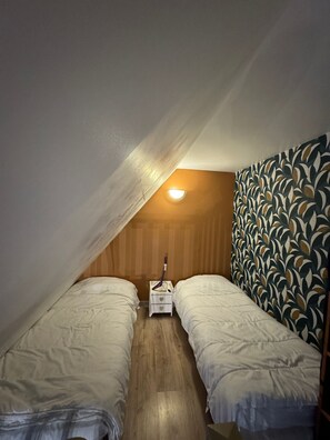 2 bedrooms, iron/ironing board, free WiFi