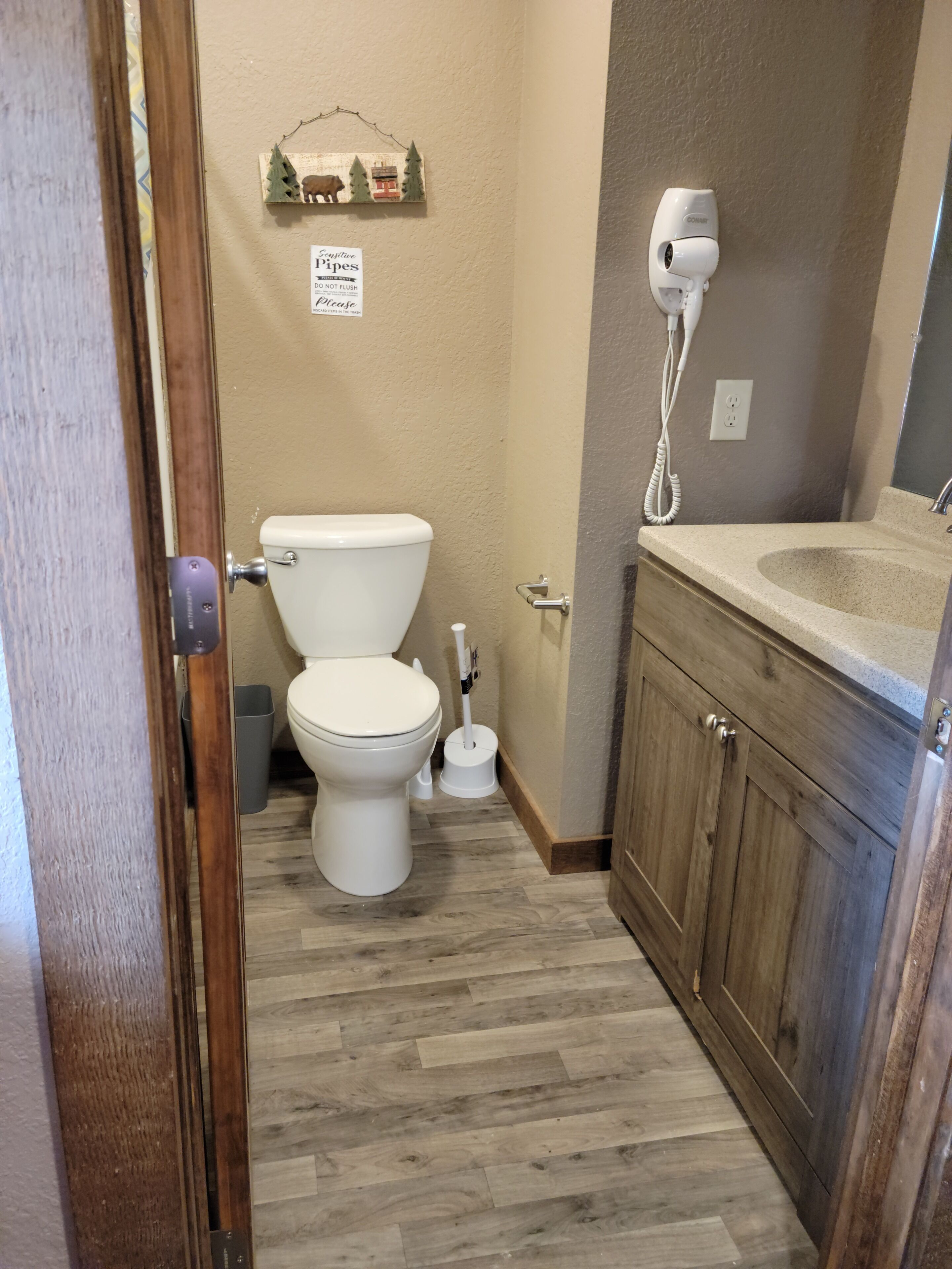 Duschwanne, Haartrockner, Handtücher, Seife