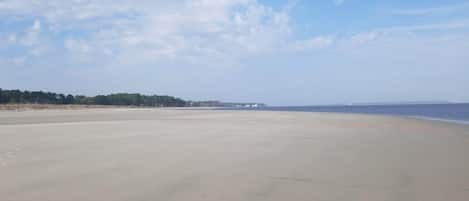 Plage, chaises longues, serviettes de plage
