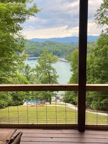 NORRIS LAKE FRONT RENTALS: LOLA'S LAKE HOUSE LAKE FRONT LOCATION