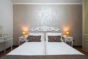 4 bedrooms, desk, iron/ironing board, travel crib