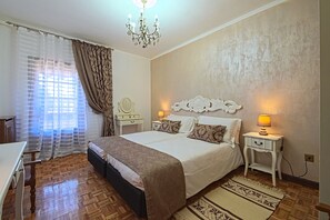 4 bedrooms, desk, iron/ironing board, travel cot