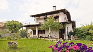 Ein zweistöckiges Haus mit Garten.