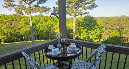 Apartment, Mountain View/Personal Deck Bikers welcome. Mins to DT Eureka Spgs.