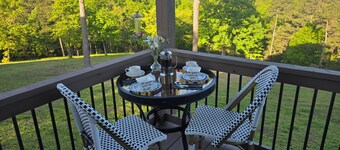 Apartment, Mountain View/Personal Deck Bikers welcome. Mins to DT Eureka Spgs.