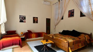 1 chambre, bureau, fer et planche à repasser, lit parapluie