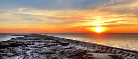In Strandnähe, Liegestühle, Strandtücher