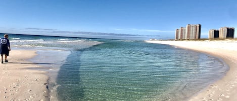 Playa en los alrededores, camastros y toallas de playa 