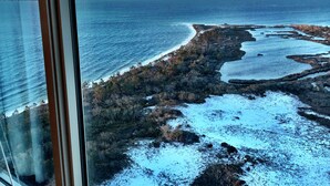 Eine Küstenlandschaft mit Blick auf das Meer und eine felsige Küstenlinie.