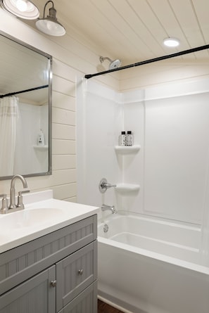 Ensemble douche/baignoire, sĂšche-cheveux, serviettes fournies, savon
